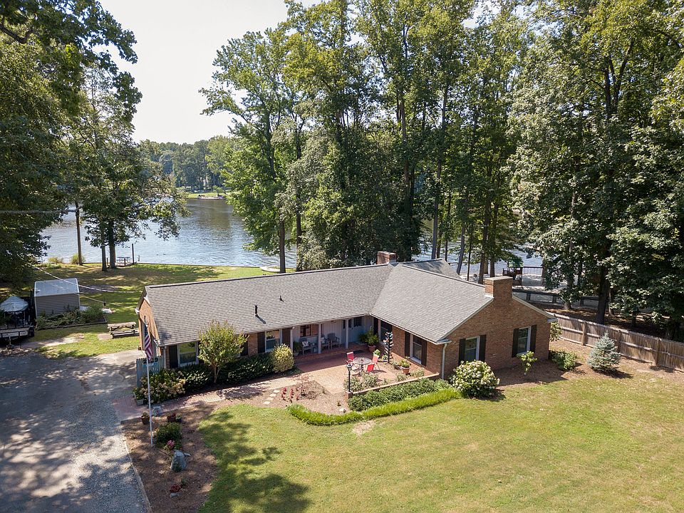 QUIET LAKEFRONT LIVING