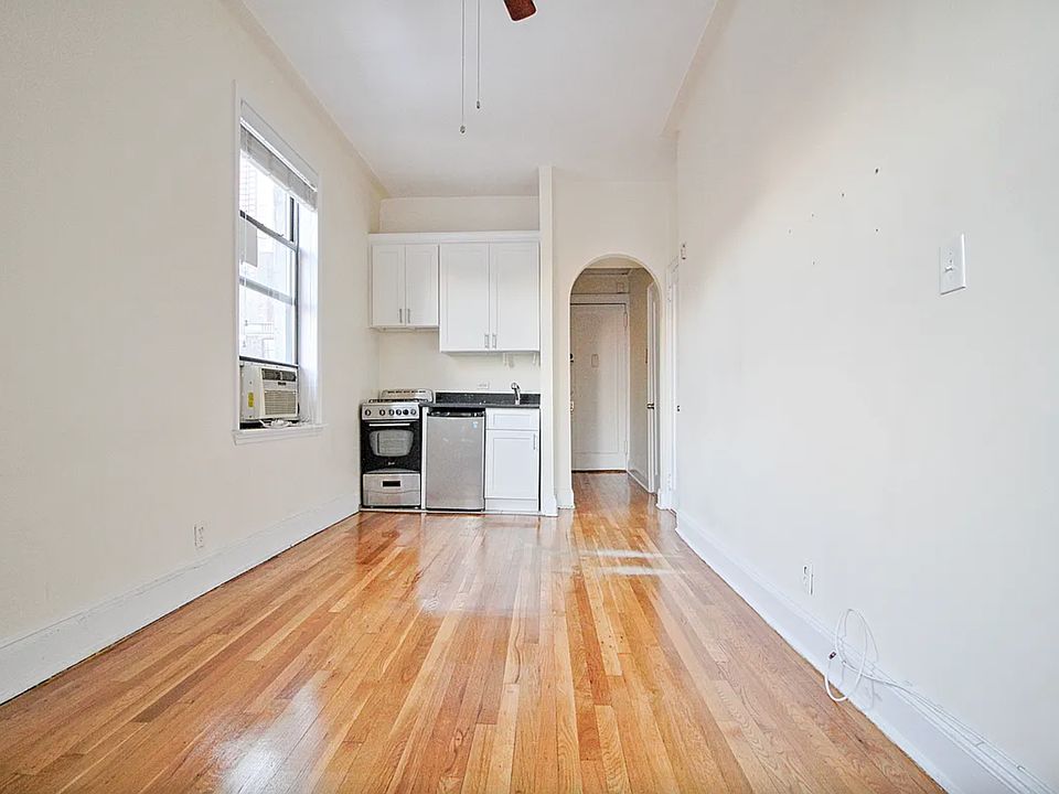 2nd image of 167 W 71st St APT 21