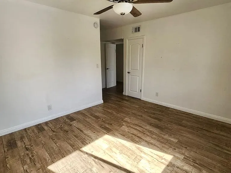 18307 Burbank Blvd — Photo 1