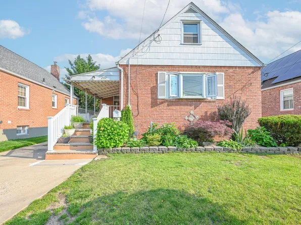 202 Roosevelt Avenue, Valley Stream, NY 11581