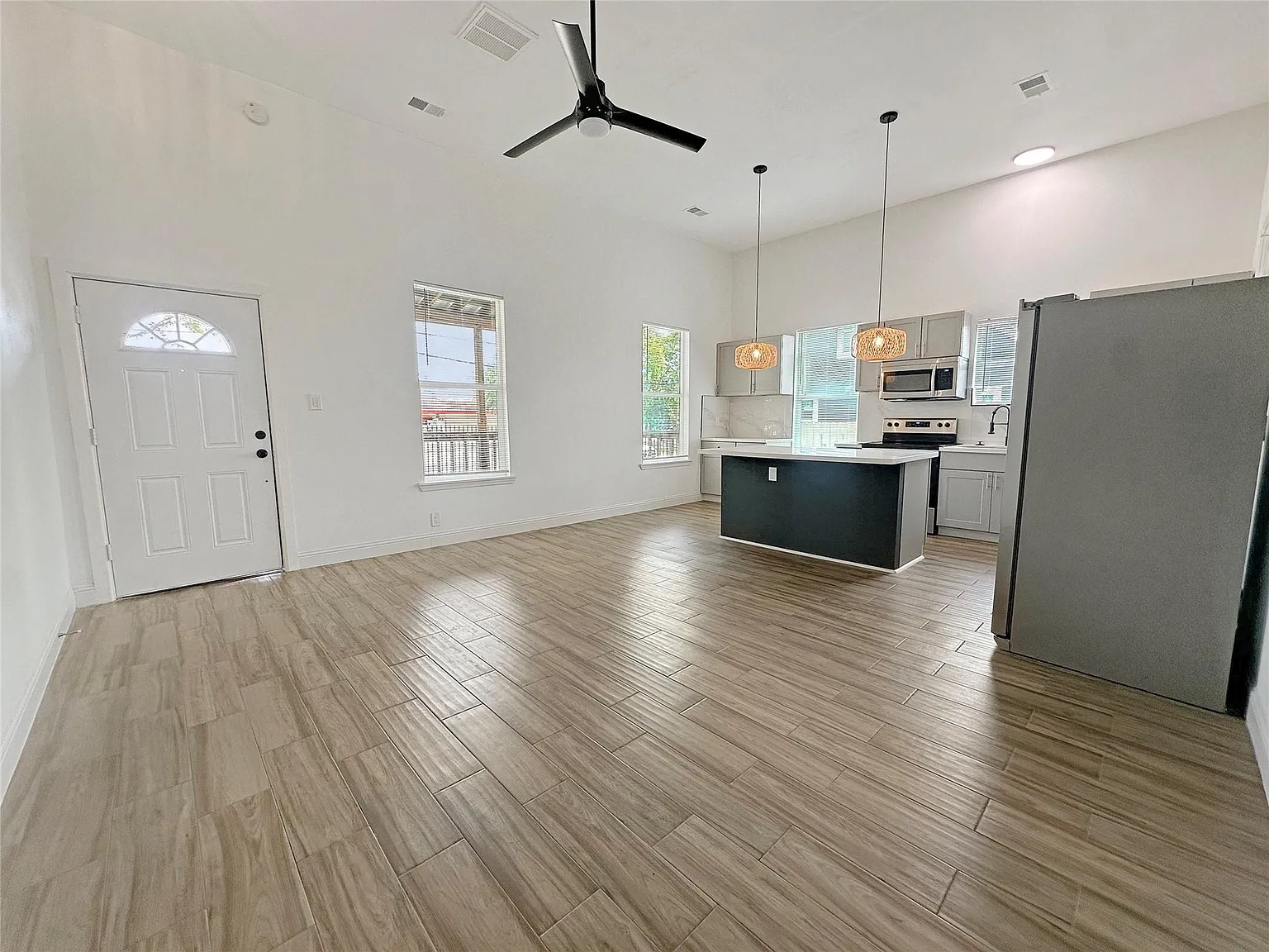 2 bed, 2.0 bath, 1083 sqft, $1,695 — Photo 1