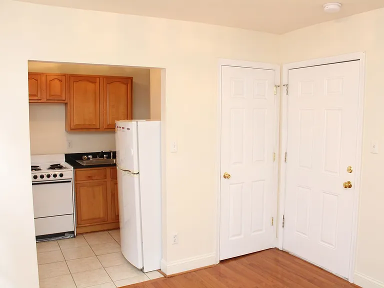 809 Park Ave — Photo 2