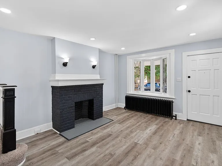 344 Gardner Ave — Photo 2