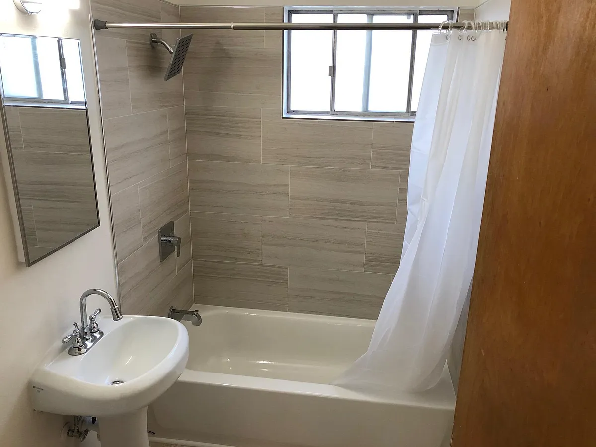 Bath - 2537 Benvenue Ave #205