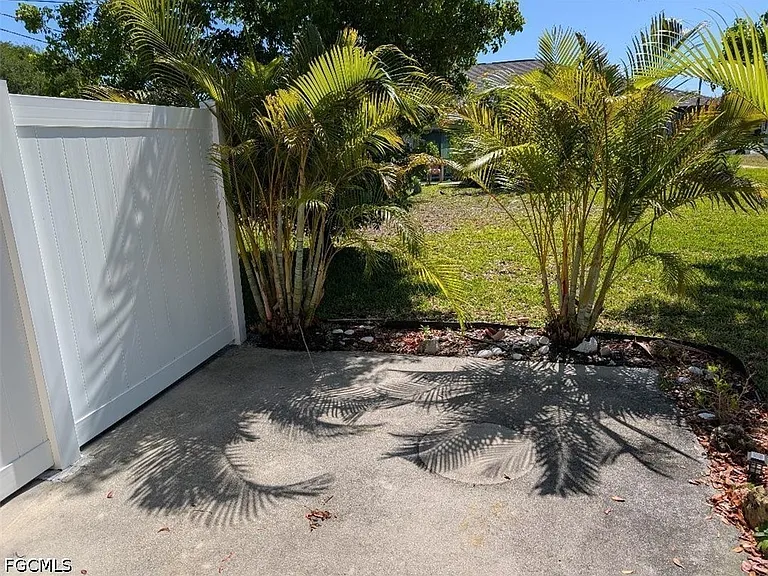 4405 SW 8th Ct — Photo 10