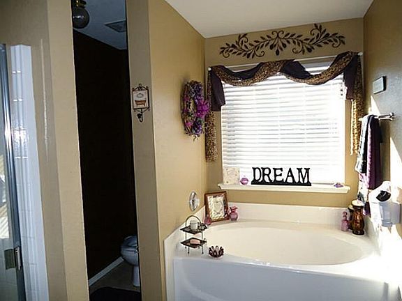 4th image of 2601 Emerald Ln