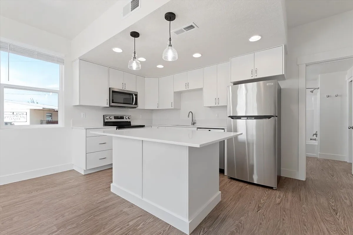 2 bed, 2.0 bath, 1022 sqft, $1,645 — Photo 3