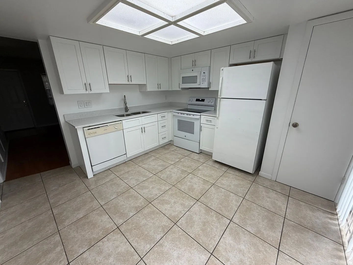 Convenient 2 Bedroom Townhome Near UCF & Full Sail Available Now! — Photo 4