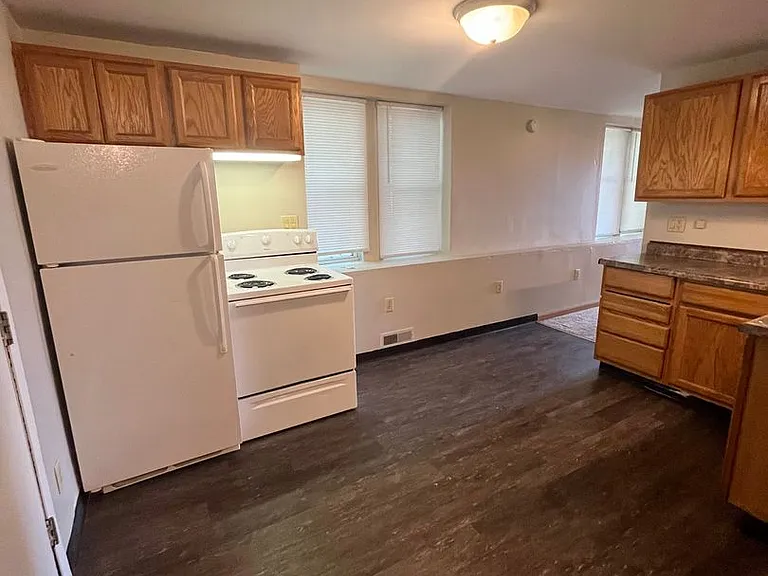 217 E 7th St #1 — Photo 9