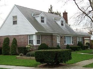 138 Devonshire Dr, New Hyde Park, NY 11040
