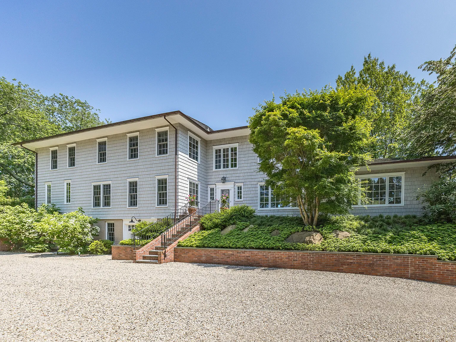Serene East Hampton South Traditional with Beautiful Grounds — Photo 3
