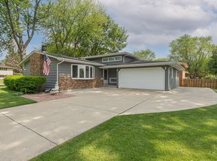 1150 Laurel Dr, Aurora, IL 60506