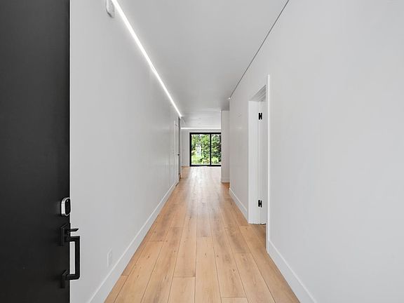 3rd image of 4966 Lakepointe Circle
