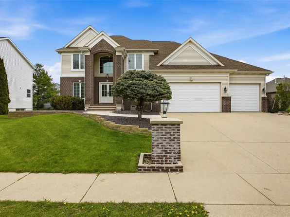 570 Landau St, Robins, IA 52328