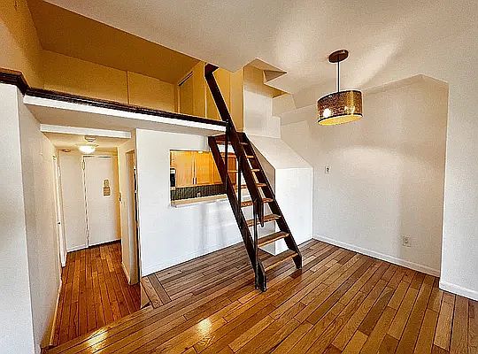 5th image of 690 Greenwich St APT 4F