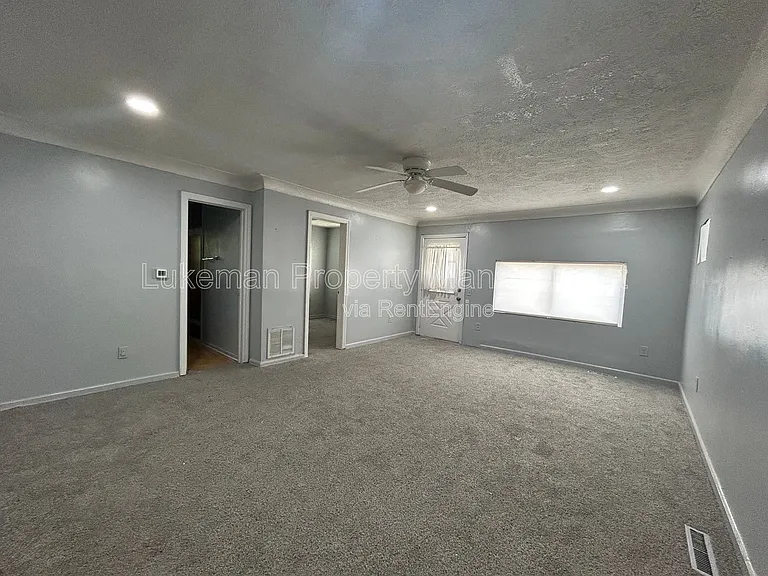 5816 Vermont Ave — Photo 2