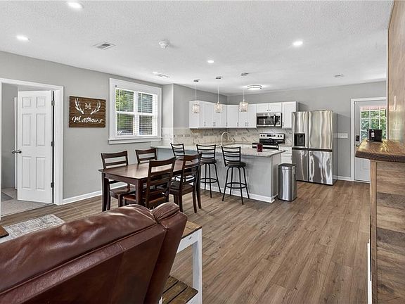 4th image of 526 Brook Ave