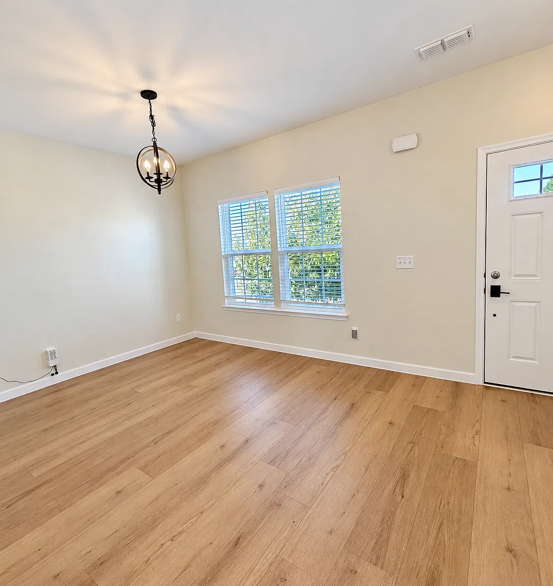 4 bed, 2516 sqft, $2,900 — Photo 2