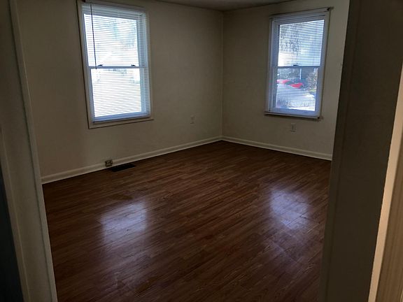 3rd image of 109 E Kentucky Ave
