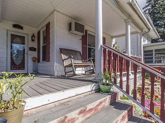 4th image of 528 W Grand River Ave