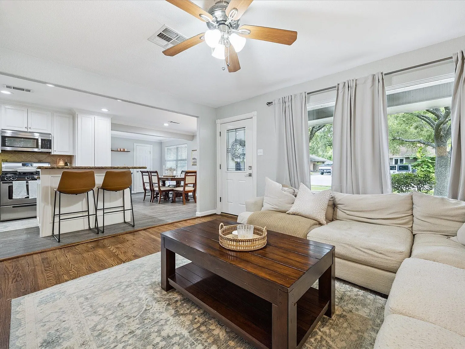 3 bed, 1.0 bath, 1265 sqft, $2,400 — Photo 2