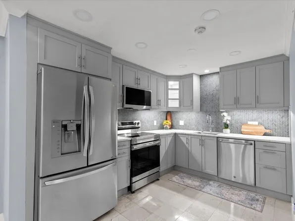 232 Canton St APT 104, Randolph, MA 02368