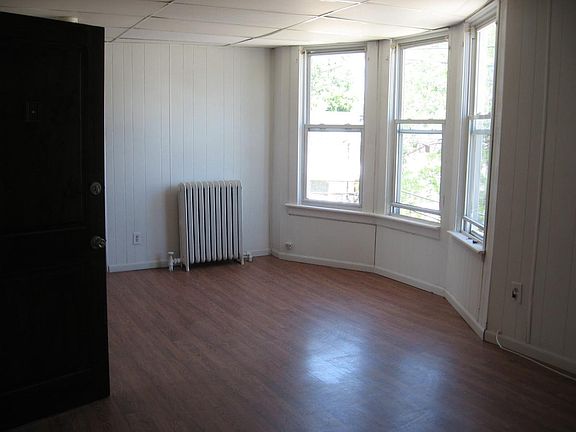 bay windows living room 20' x 11'