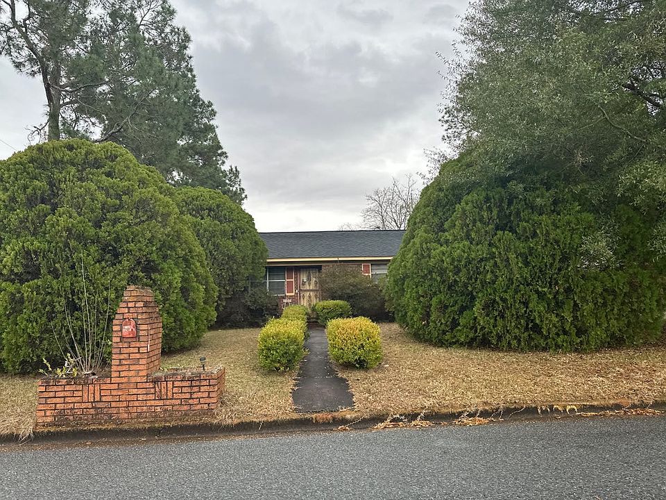 1st image of 1700 Spruce Ln