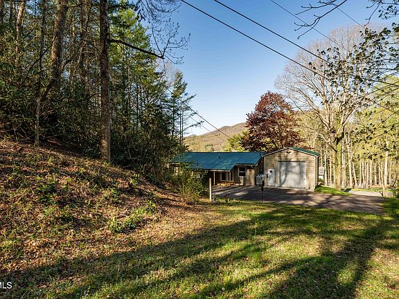 3rd image of 472 Chestnut Dr
