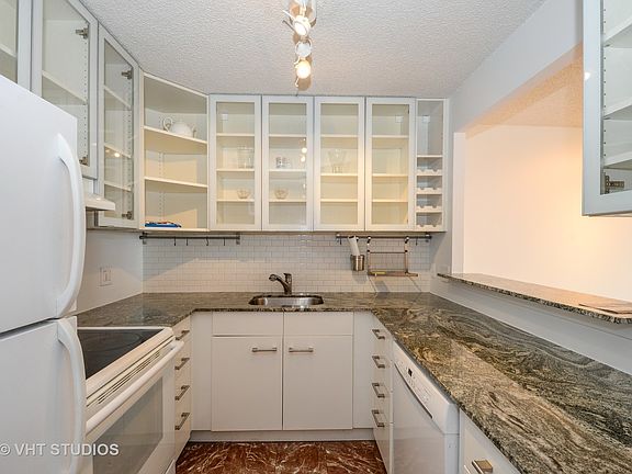 5th image of 801 S Plymouth Ct APT 1012