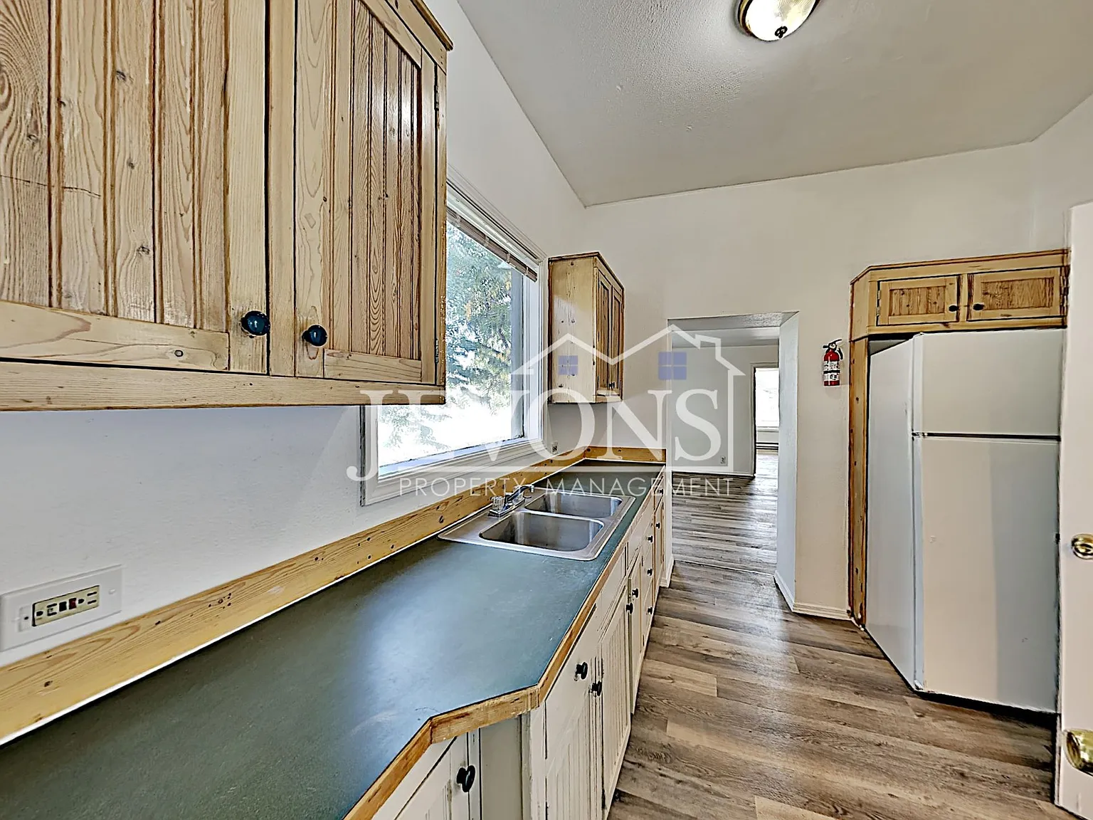 215 N Chestnut St Toppenish, WA 98948 — Photo 2