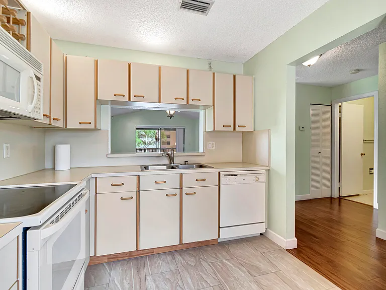 351 Club Cir #207 — Photo 8