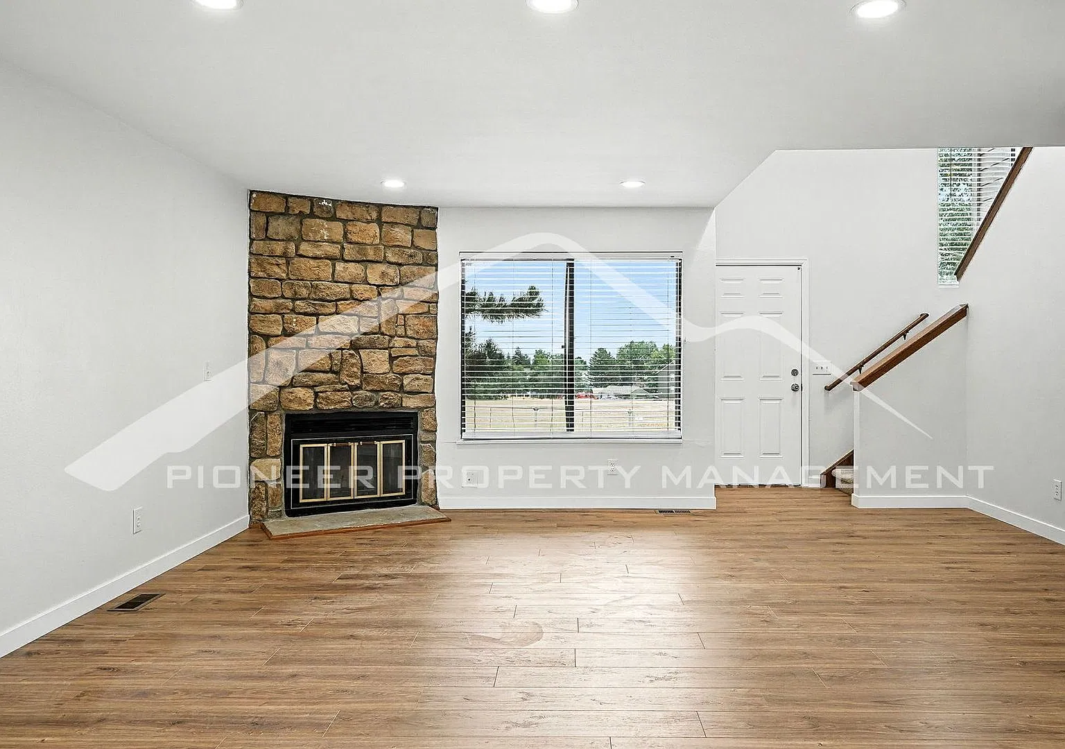 Stunning Townhouse with Central AC and Washer/Dryer — Photo 4