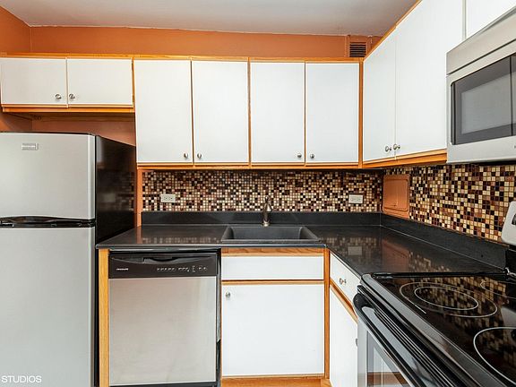 5th image of 1344 N Dearborn Pkwy #13E