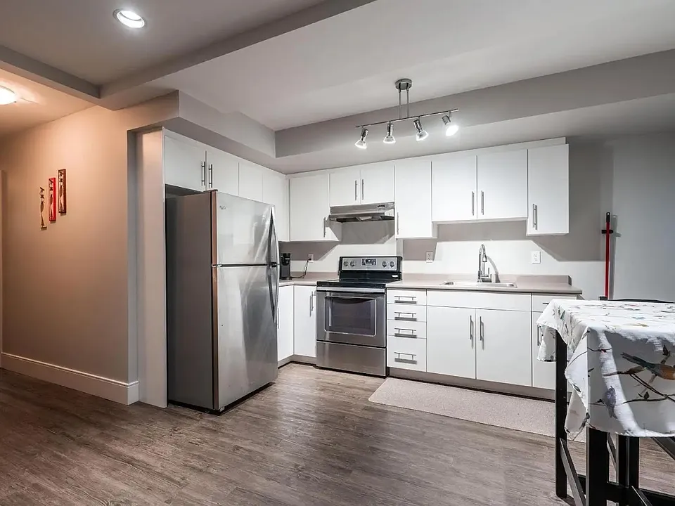 610 E 6th St #8