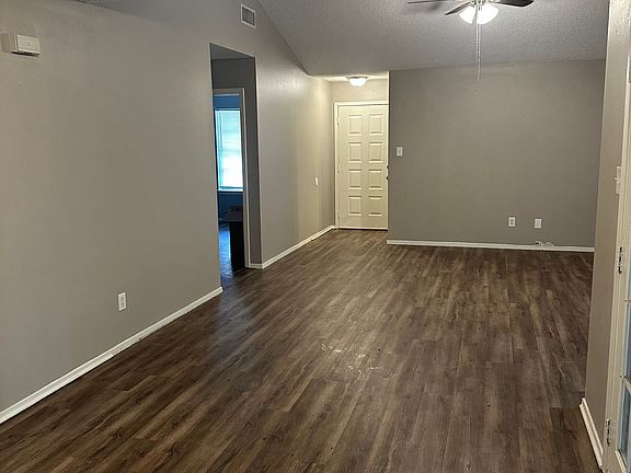 4th image of 810 Faircreek Ln #B