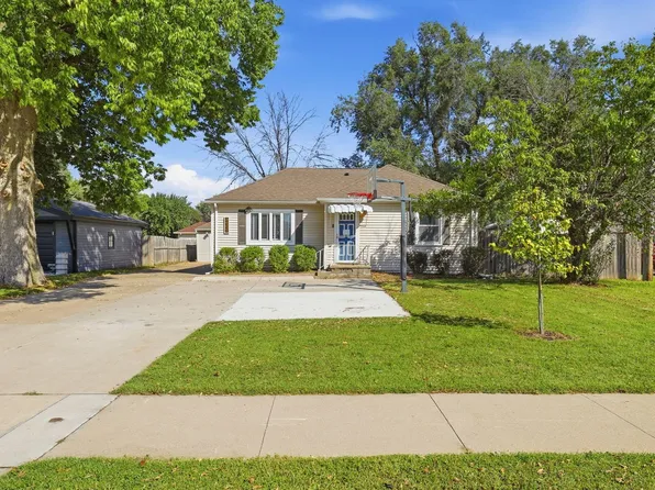 5445 NW 62nd Ave, Johnston, IA 50131