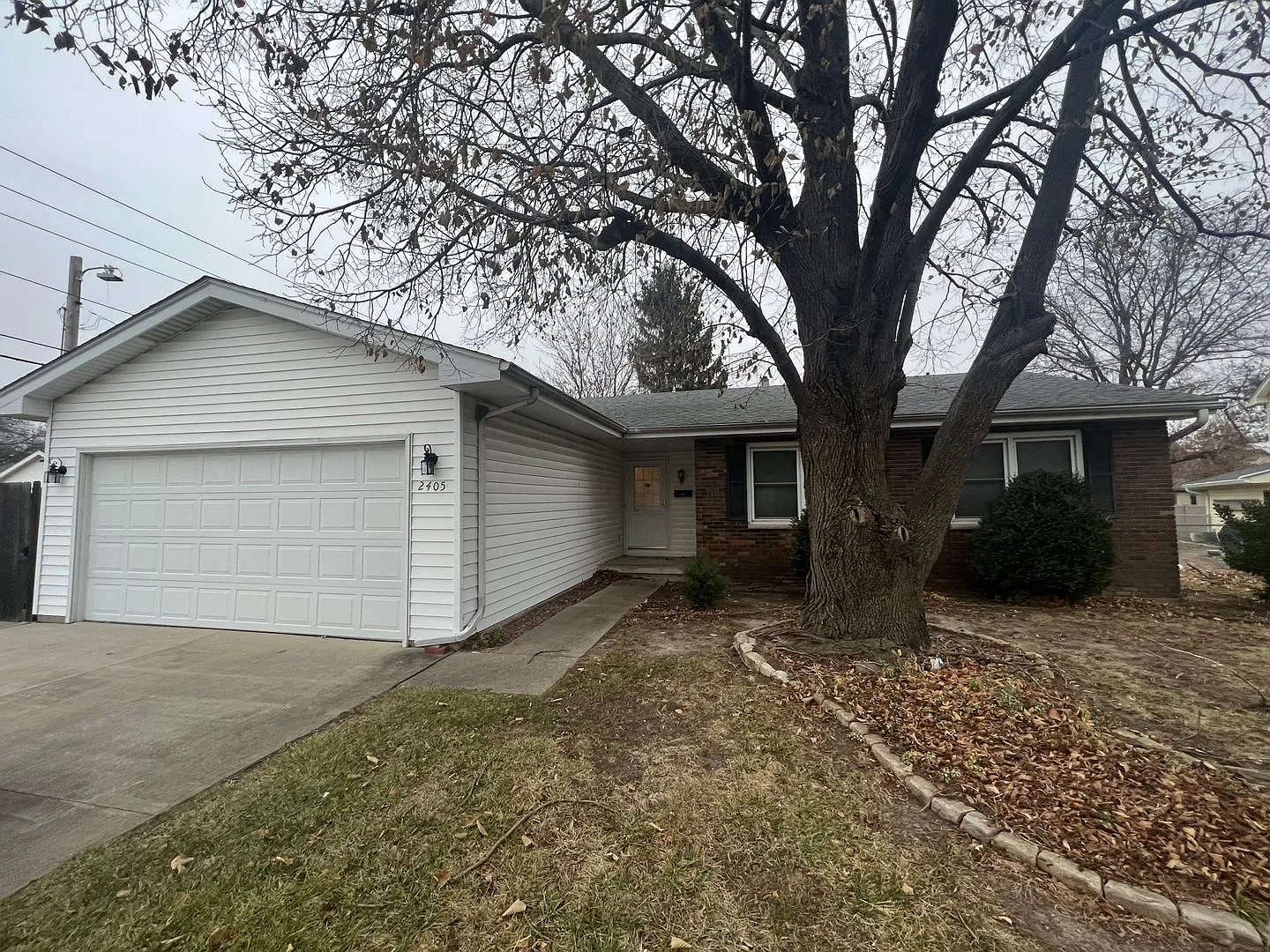 3 Bedroom 2 Full Bath and a Short Walk to White Oaks! — Photo 1