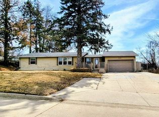 5353 R St, Omaha, NE 68117