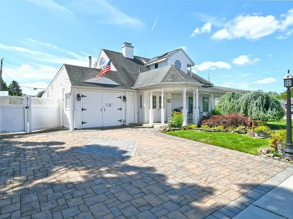 37 Spray Lane, Hicksville, NY 11801