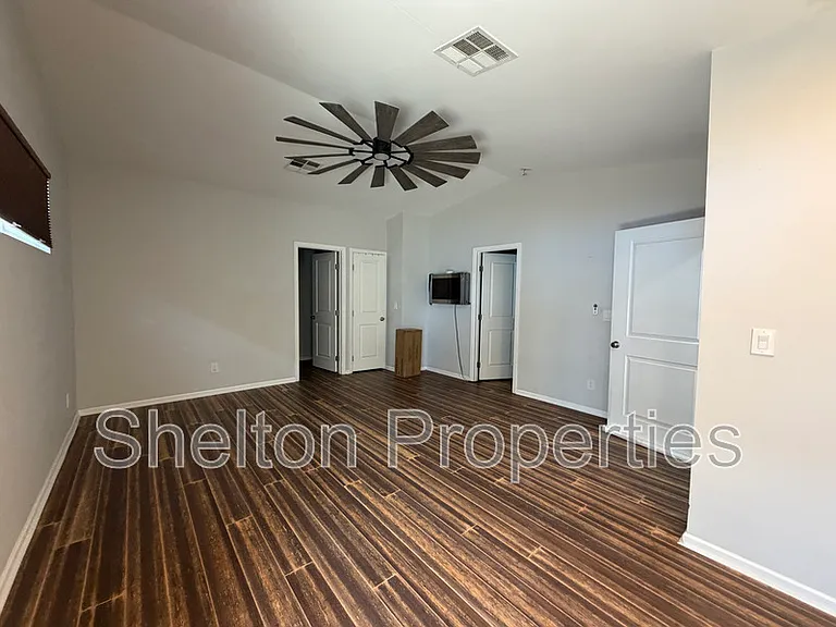 2514 E Fairmount Ave — Photo 18