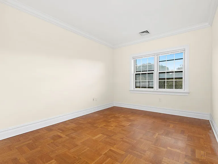 Scarsdale Commons — Photo 27