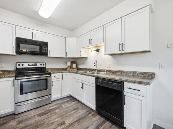 2328 Country Club Pkwy, Moorhead, MN 56560