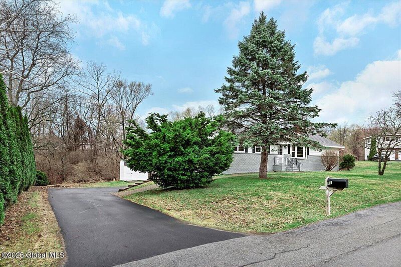 4th image of 11 West Drive