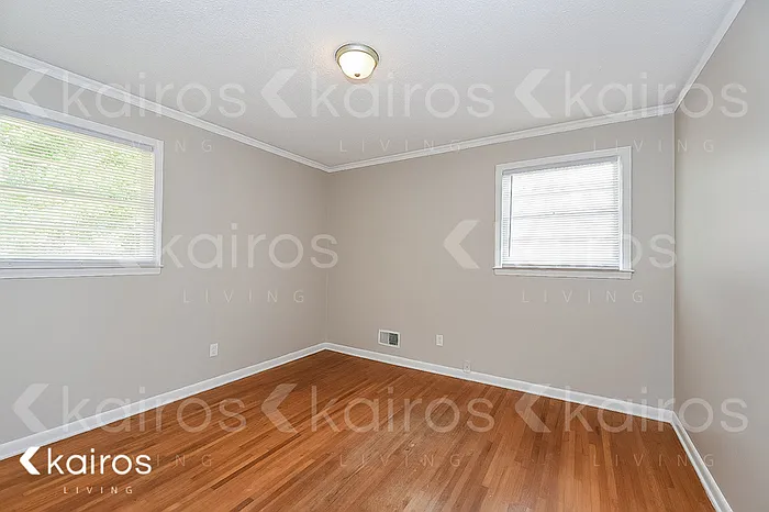 313 Shoreditch Dr — Photo 10