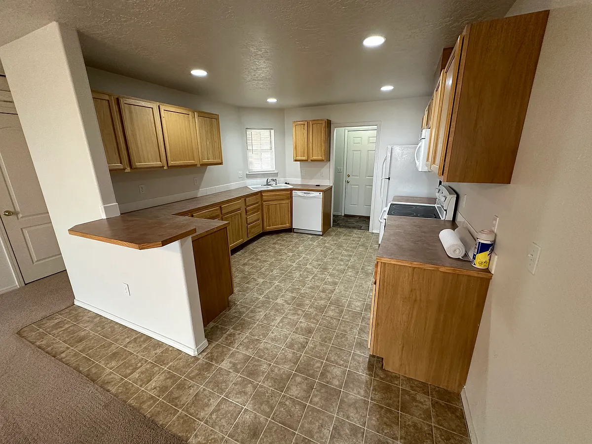 Building Photo - 116 NE Lotus Ct #118