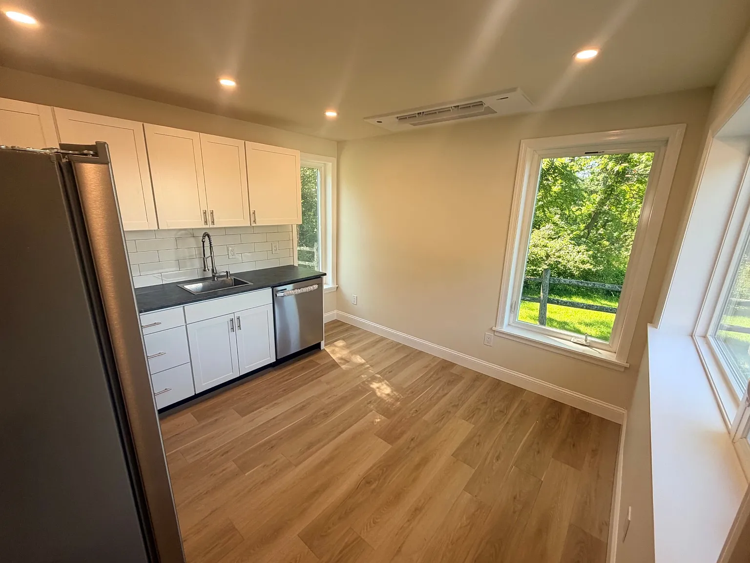 2 bed, 1.5 bath, 880 sqft, $2,400 — Photo 2