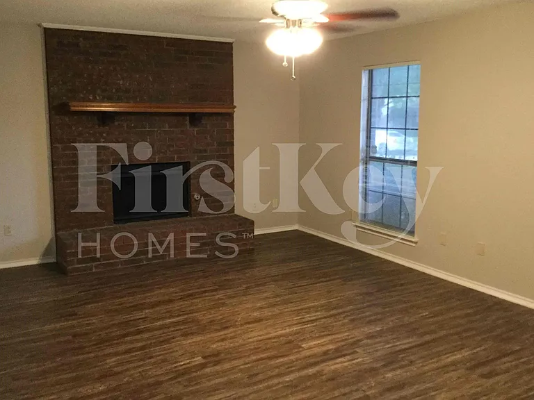 1403 Bradford Pl — Photo 3