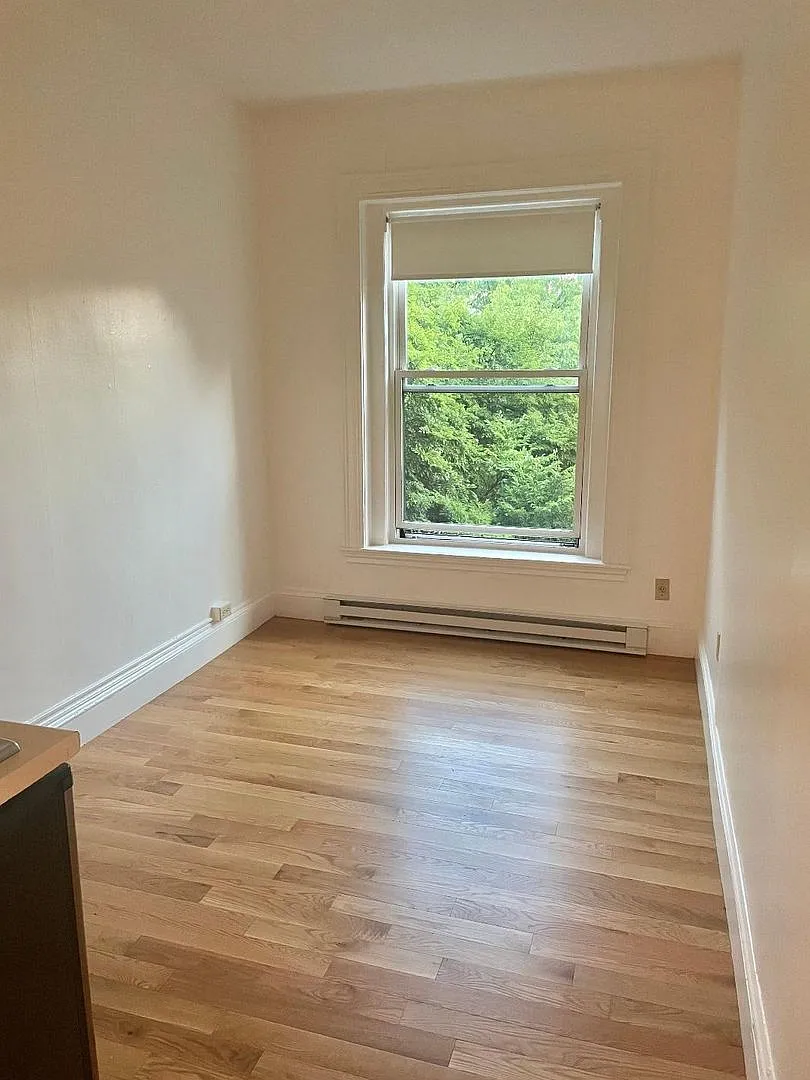 Bright Beacon St. Studio Heat & Hot Water Included | LL Paying Broker Fee — Photo 1