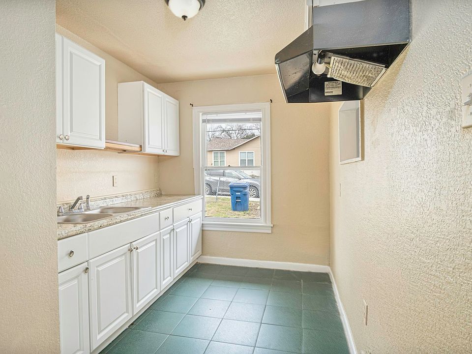 2nd image of 934 Poinsettia St #1